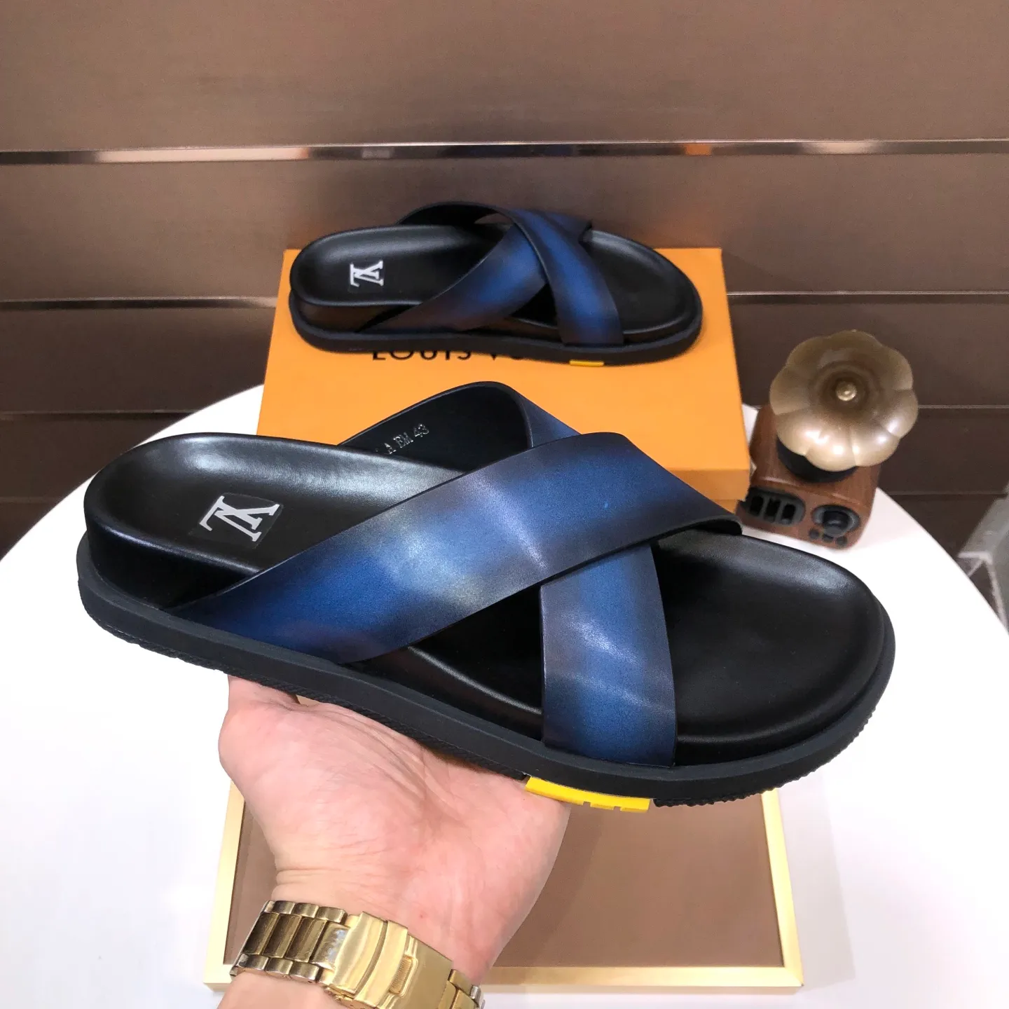 Men's shoes 💰400💰 [Louis Vuitton LV slippers] (high-end cowhide) counter 1:1 fashion style, a must-have for summer! The designer used LV’s iconic outsole. The original simple slippers instantly become fashionable! The upper is made of flexible special cowhide leather straps alternately, and the workmanship is exquisite! A must-have for stylish men in summer, size 38-45 (45 customized)